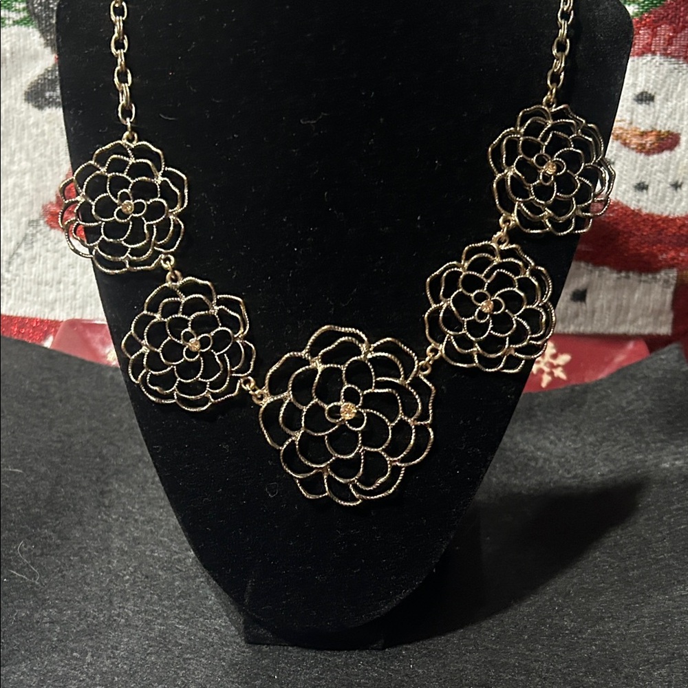 Elegant Gold Floral Necklace